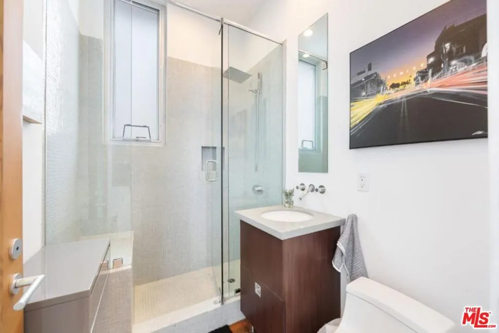 17 N Venice Boulevard, Venice, California 90291 home-pic-12